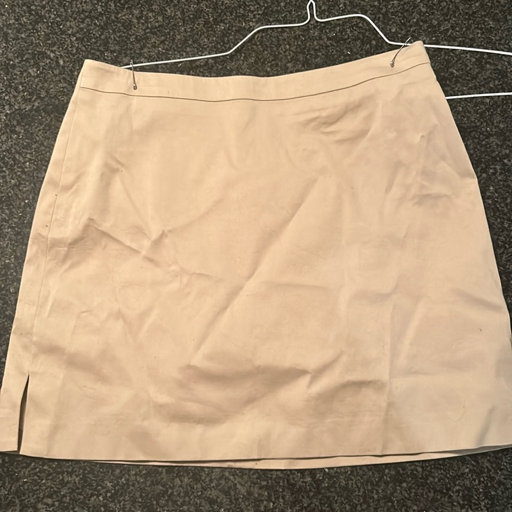 BCBG MAXAZRIA BEIGE MINI SKIRT SIZE 4 WITH TWO BACK POCKETS WITH SMALL SLIT